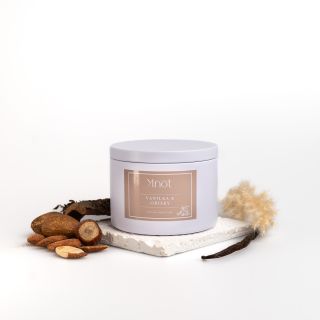 Sójová svíčka s vůní Vanilky & Oříšků, je jako kousek pohody, která obohatí Vaše každodenní rituály. Jemnost a sladké tóny...